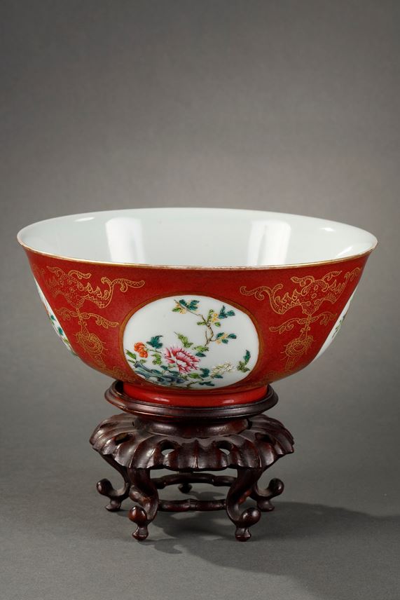 Bowl enamelled in copper red and gold with for medallions with flowers Famille rose | MasterArt